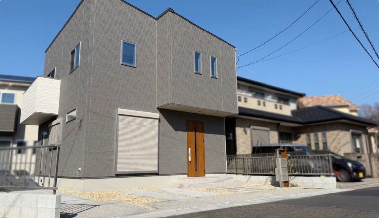 シックなグレーの住まいに調和する、温かみのある新築外構