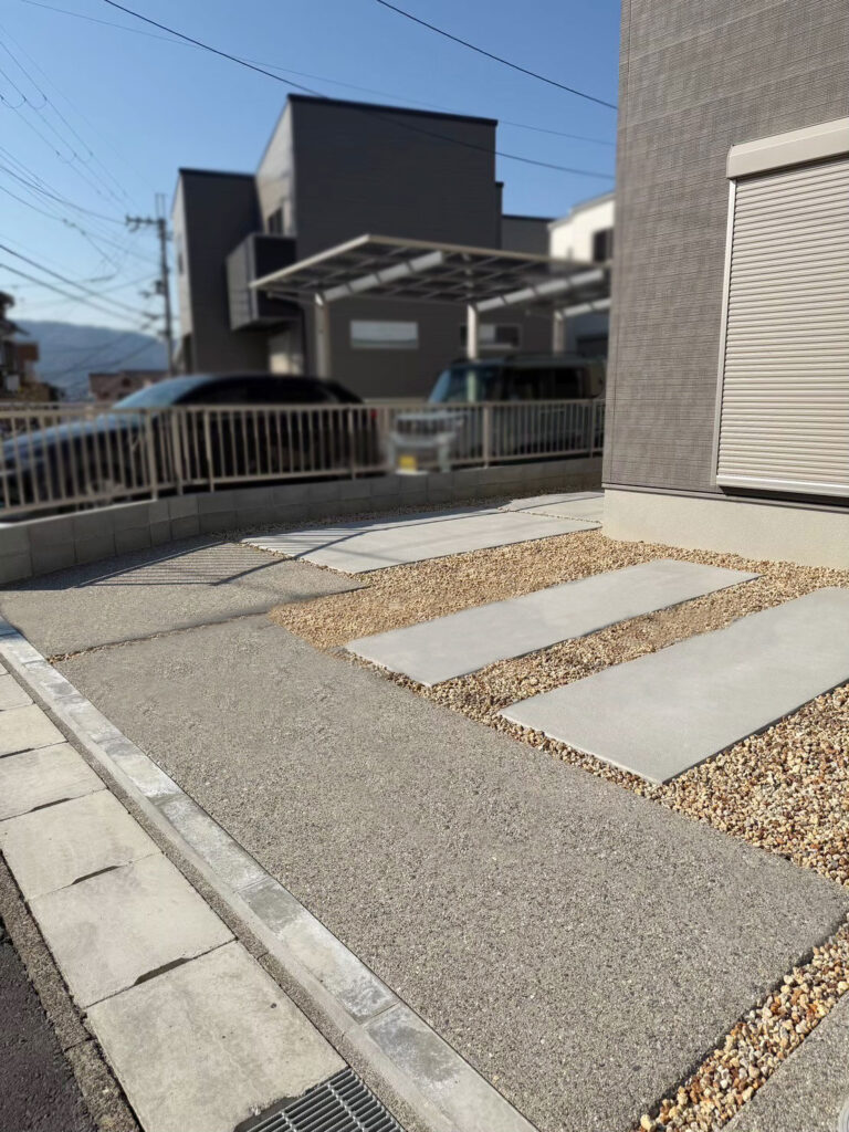 素材を組み合わせたすっきりとした駐車スペース