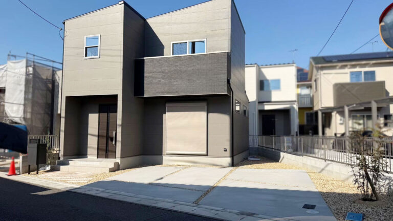モダンな住まいに温かみを添える、乱形石が映える新築外構