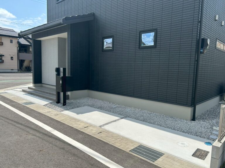 建物と一体感を生むブラックの2台用カーポート
