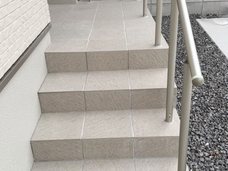 シンプルなタイル階段で整える玄関まわり