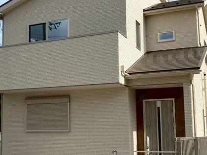 白い住宅と調和する、機能的で美しい新築外構