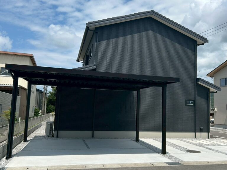 黒を基調とした住まいに映える2台用カーポート